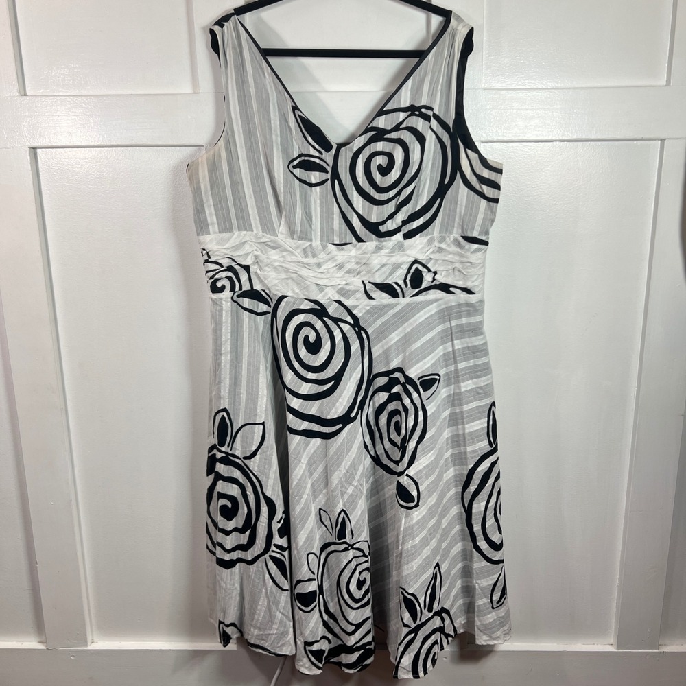 Robbie Bee Woman Plus Size 20w Black White Floral Stripe‎ V Neck Dress